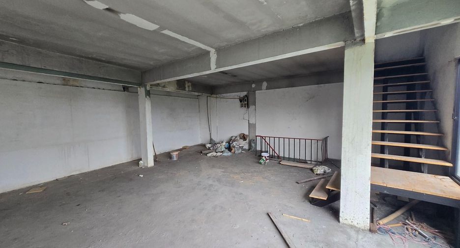 For sale 5 bedrooms retail Space in Suan Luang, Bangkok