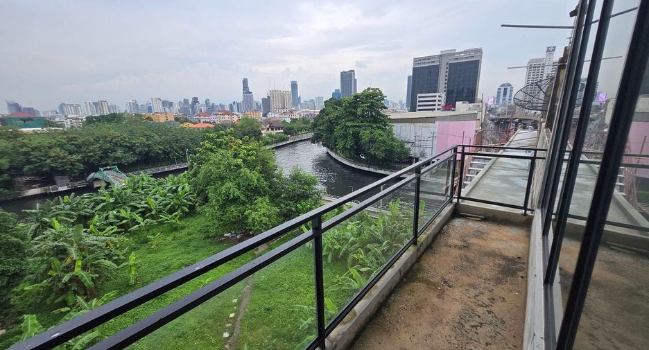 For sale 5 bedrooms retail Space in Suan Luang, Bangkok