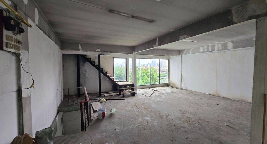 For sale 5 bedrooms retail Space in Suan Luang, Bangkok