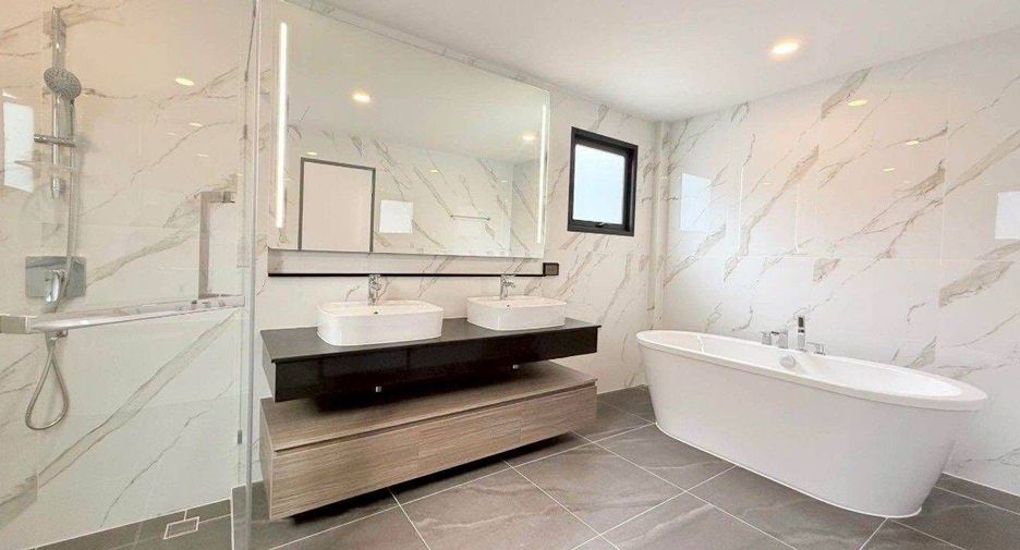 Casa en alquiler de 5 habitaciones en Bang Phli, Samut Prakan
