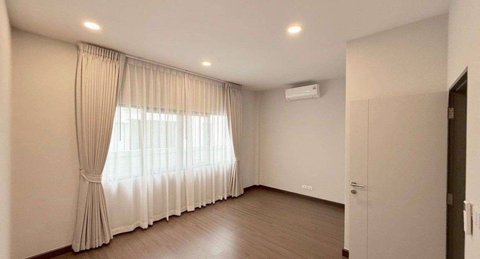 Casa en alquiler de 5 habitaciones en Bang Phli, Samut Prakan