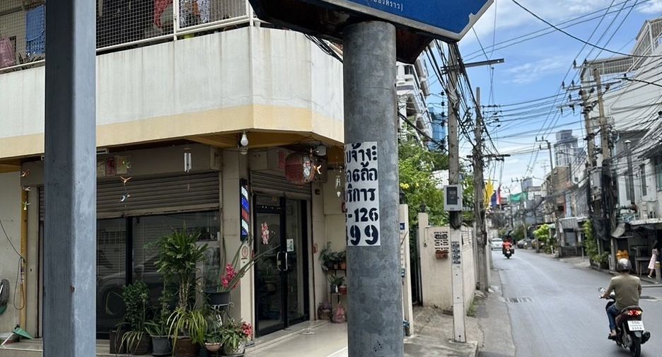Local comercial en venta y en alquiler de 4 habitaciones en Bang Kho Laem, Bangkok