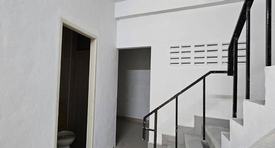 Local comercial en venta y en alquiler de 4 habitaciones en Bang Kho Laem, Bangkok