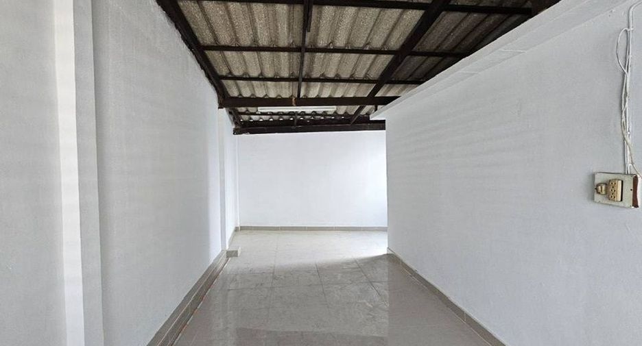 Local comercial en venta y en alquiler de 4 habitaciones en Bang Kho Laem, Bangkok