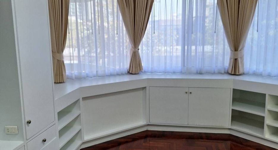 For rent 3 bedrooms condo in Khlong Toei, Bangkok