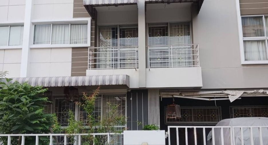 For sale 4 bedrooms townhouse in Suan Luang, Bangkok