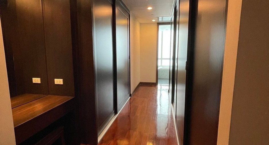 For rent 2 bedrooms apartment in Watthana, Bangkok