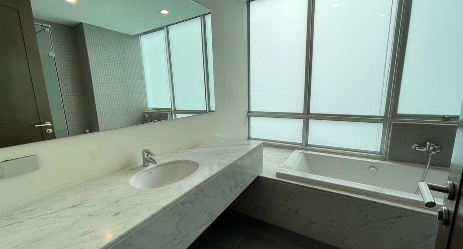 For rent 2 bedrooms apartment in Watthana, Bangkok
