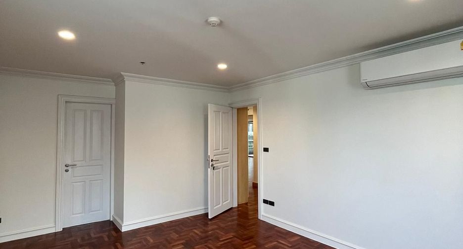 For rent 3 bedrooms condo in Khlong Toei, Bangkok