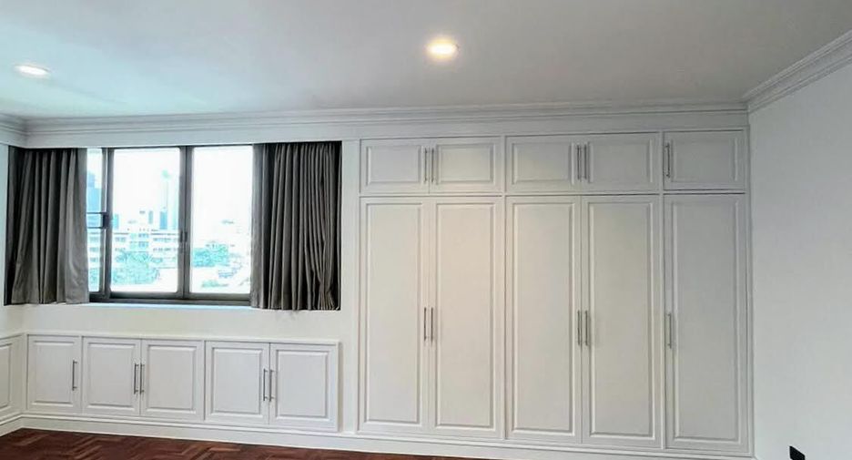 For rent 3 bedrooms condo in Khlong Toei, Bangkok