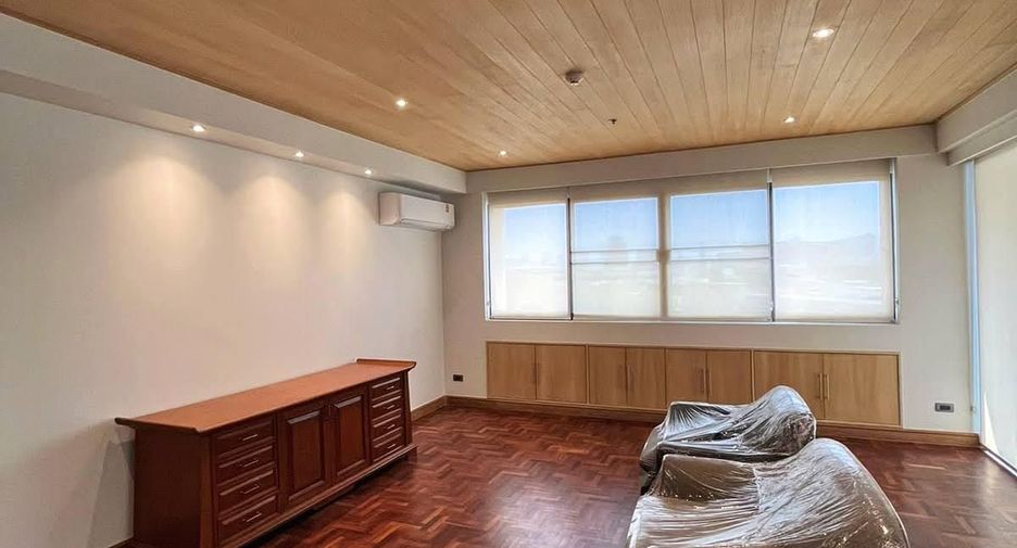 For rent 3 bedrooms condo in Khlong Toei, Bangkok