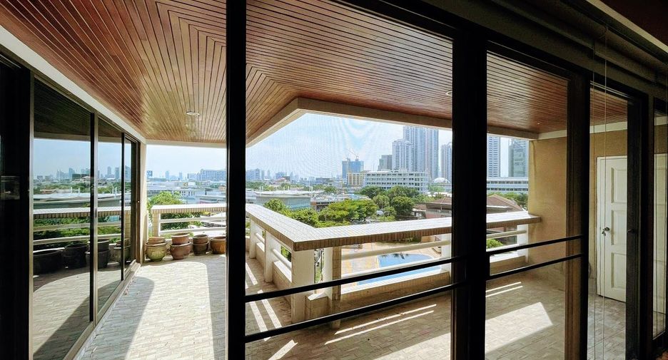 For rent 3 bedrooms condo in Khlong Toei, Bangkok