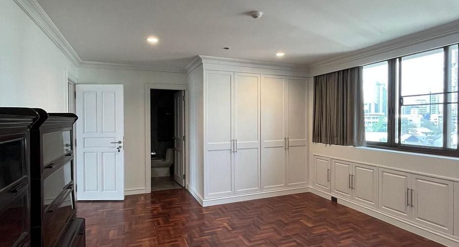 For rent 3 bedrooms condo in Khlong Toei, Bangkok