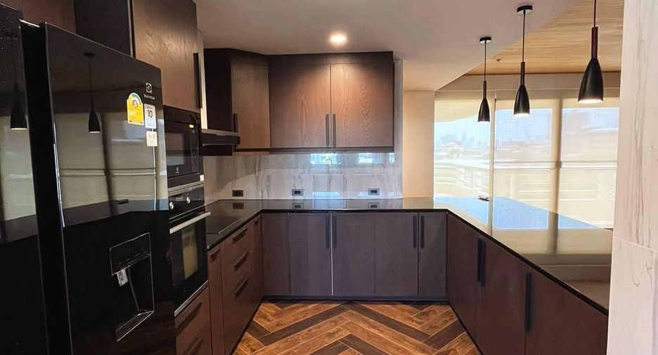 For rent 3 bedrooms condo in Khlong Toei, Bangkok
