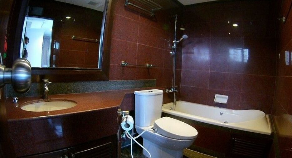 For rent 3 bedrooms condo in Watthana, Bangkok