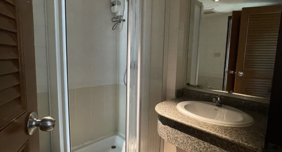 For rent 2 bedrooms condo in Pathum Wan, Bangkok