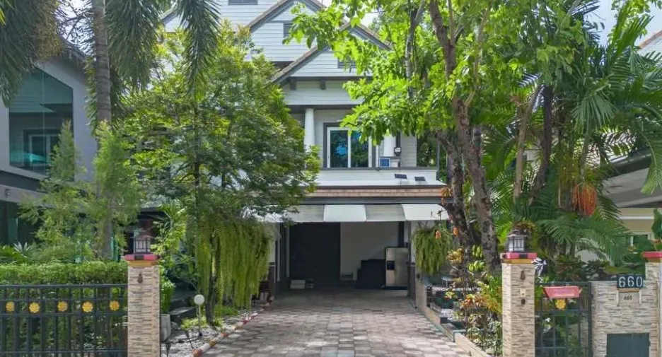 For sale 5 bedrooms house in Suan Luang, Bangkok