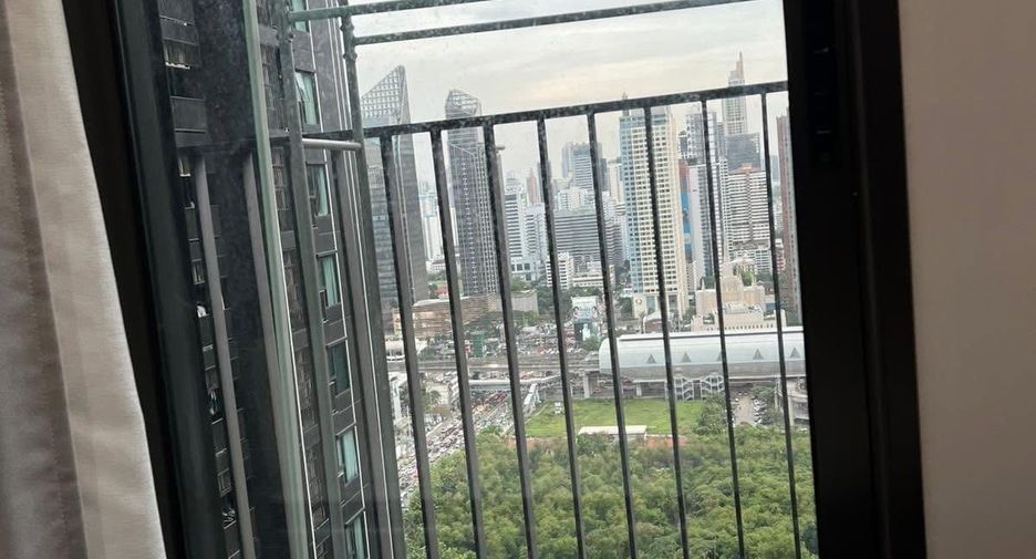 For rent 2 bedrooms condo in Huai Khwang, Bangkok