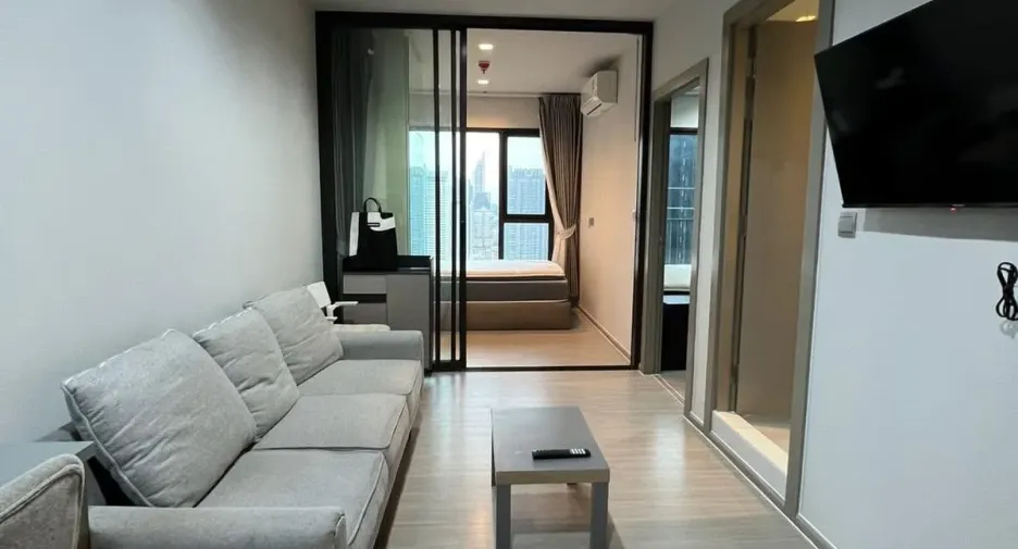 For rent 2 bedrooms condo in Huai Khwang, Bangkok