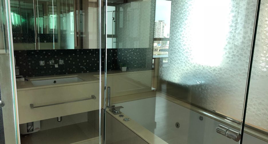 For rent 2 bedrooms condo in Watthana, Bangkok