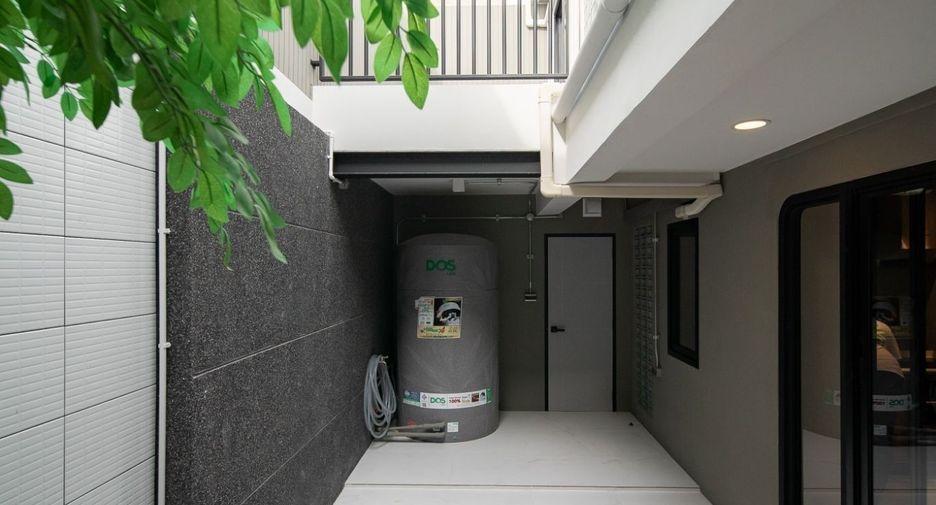 For rent 3 bedrooms townhouse in Watthana, Bangkok