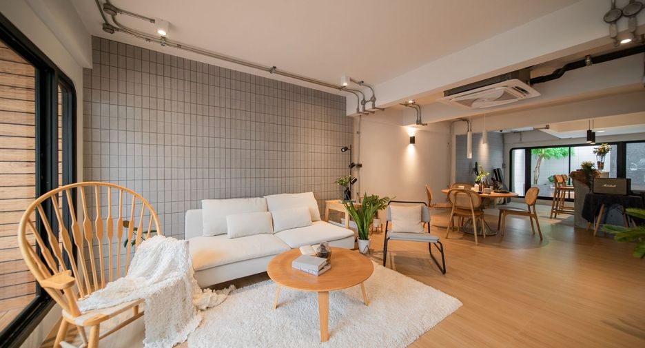 For rent 3 bedrooms townhouse in Watthana, Bangkok