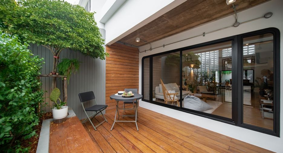 For rent 3 bedrooms townhouse in Watthana, Bangkok