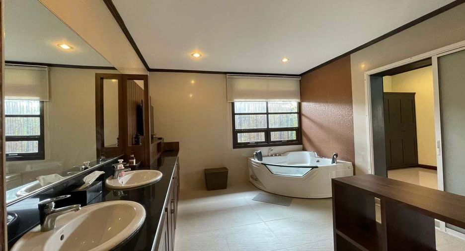 For sale 5 bedrooms villa in Saraphi, Chiang Mai