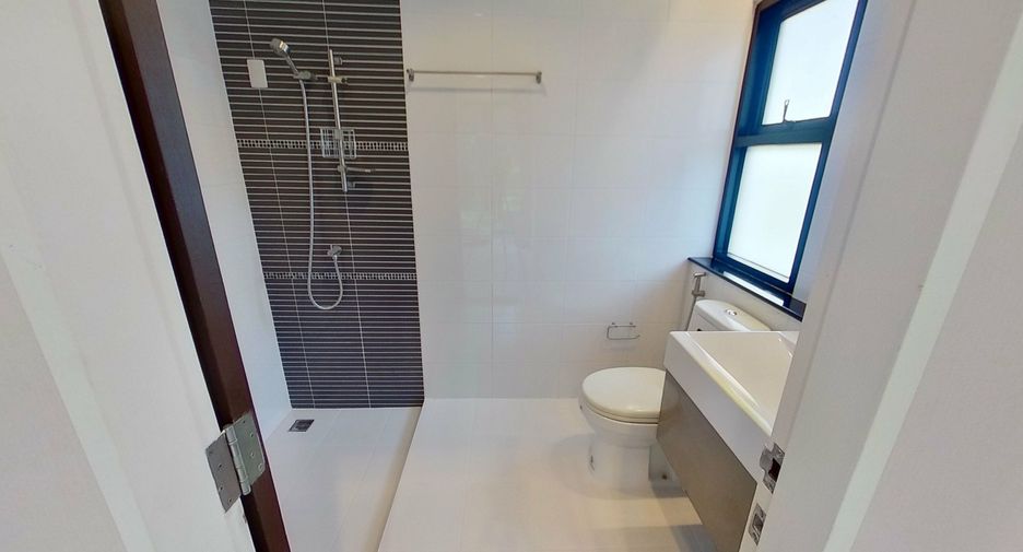 For sale 4 bedrooms house in San Kamphaeng, Chiang Mai