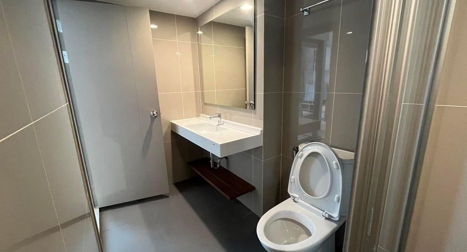 For rent 2 bedrooms condo in Huai Khwang, Bangkok