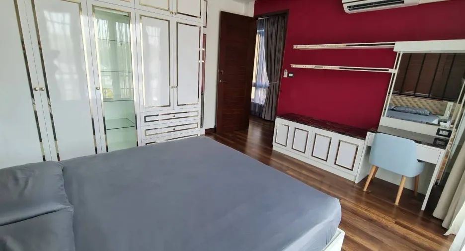 For sale 5 bedrooms house in Mueang Chiang Mai, Chiang Mai