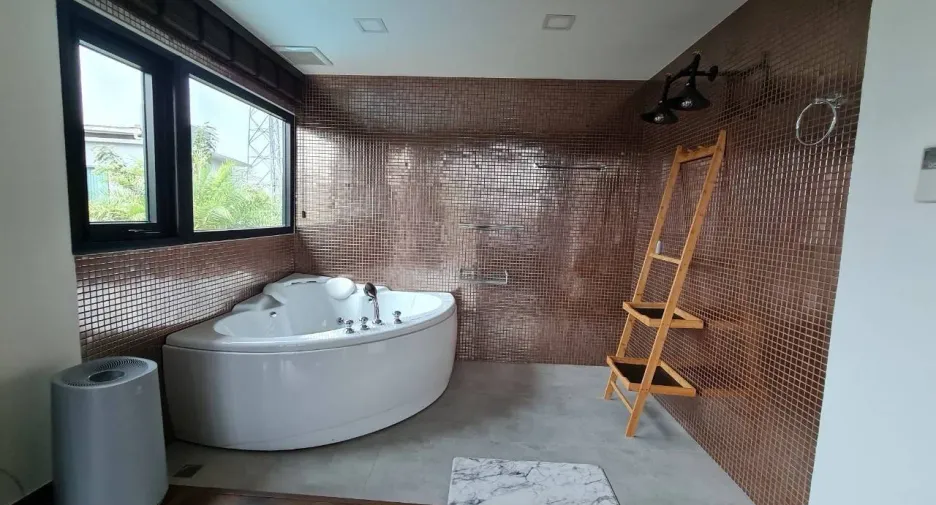 For sale 5 bedrooms house in Mueang Chiang Mai, Chiang Mai