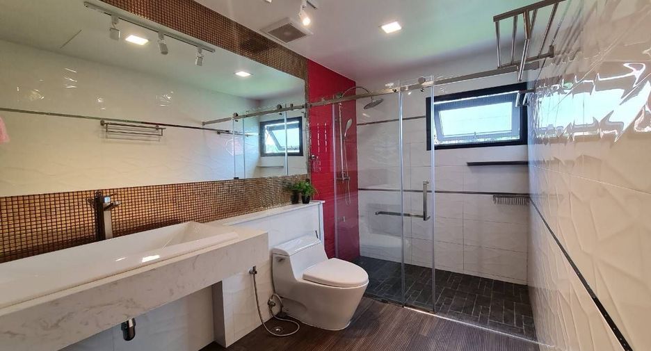For sale 5 bedrooms house in Mueang Chiang Mai, Chiang Mai