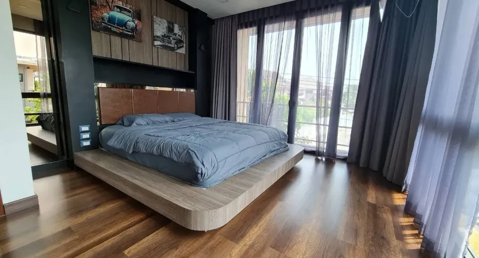 For sale 5 bedrooms house in Mueang Chiang Mai, Chiang Mai