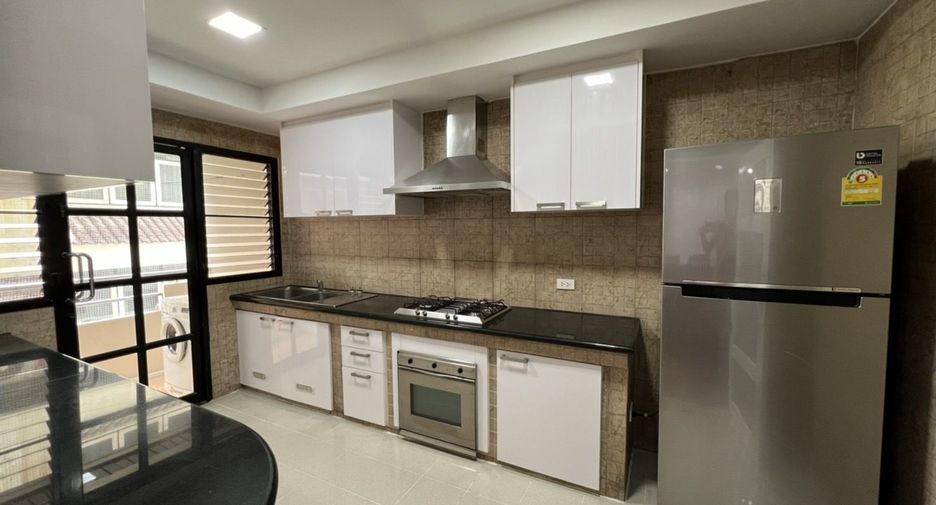For rent 3 bedrooms apartment in Khlong Toei, Bangkok