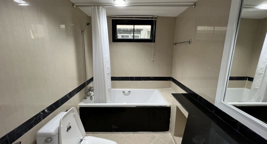 For rent 3 bedrooms apartment in Khlong Toei, Bangkok