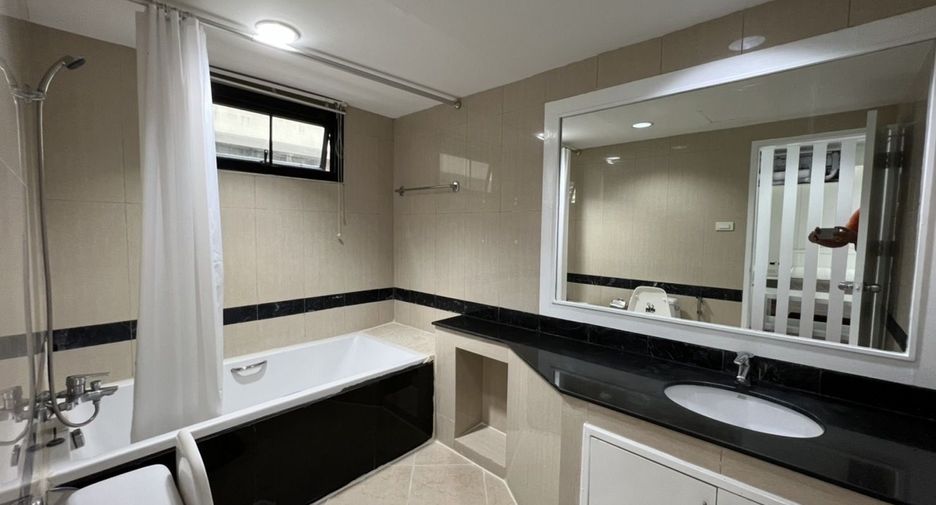 For rent 3 bedrooms apartment in Khlong Toei, Bangkok