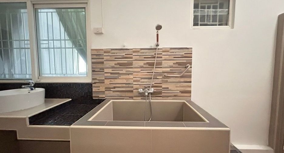 For rent 4 bedrooms house in Saraphi, Chiang Mai