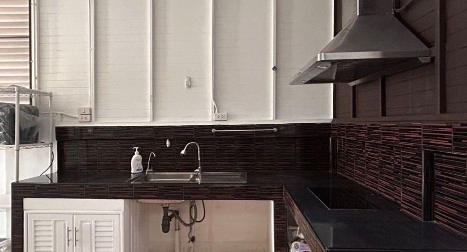 For rent 4 bedrooms house in Saraphi, Chiang Mai