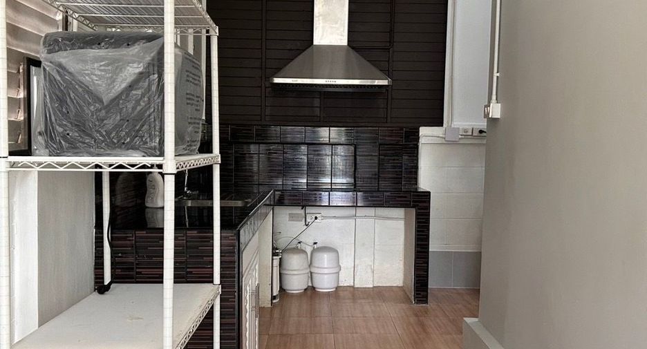 For rent 4 bedrooms house in Saraphi, Chiang Mai