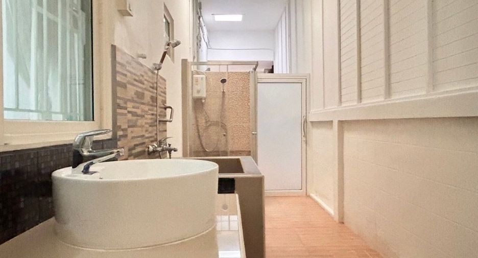 For rent 4 bedrooms house in Saraphi, Chiang Mai