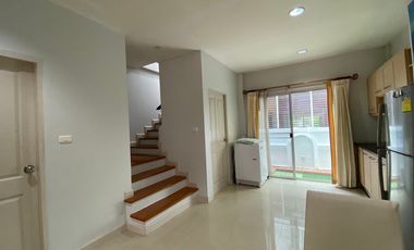 À louer 3 chambres maison de ville à Prawet, Bangkok