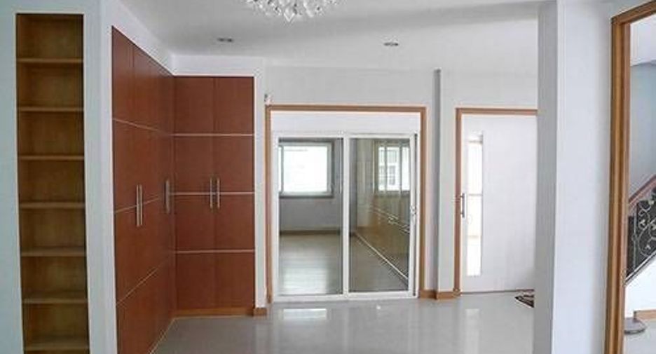 Casa en alquiler de 4 habitaciones en Saphan Sung, Bangkok