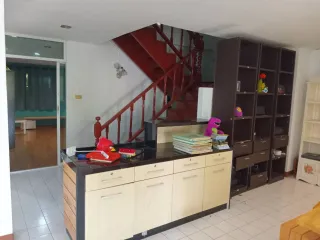 À vendre 4 chambres maison de ville à Saraphi, Chiang Mai