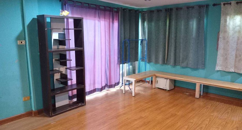 À vendre 4 chambres maison de ville à Saraphi, Chiang Mai