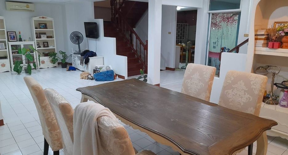 À vendre 4 chambres maison de ville à Saraphi, Chiang Mai