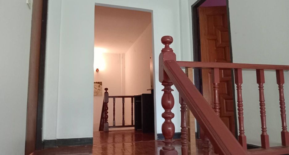 À vendre 4 chambres maison de ville à Saraphi, Chiang Mai