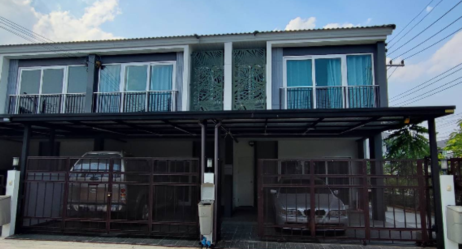 For rent 6 bedrooms townhouse in Mueang Chiang Mai, Chiang Mai