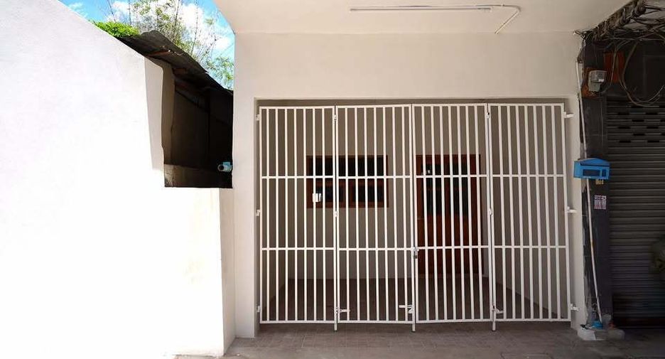 For sale 5 bedrooms retail Space in Khlong San, Bangkok