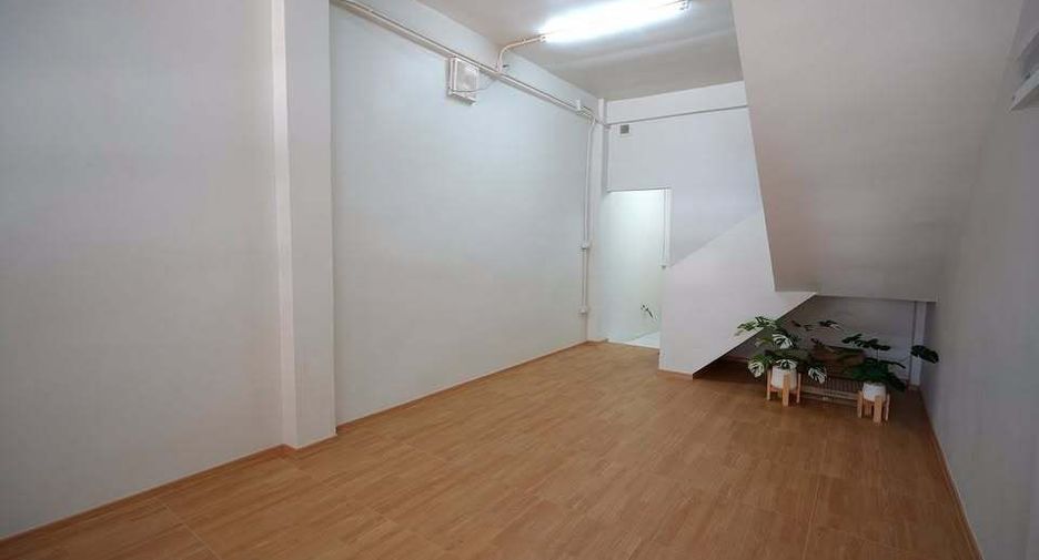 For sale 5 bedrooms retail Space in Khlong San, Bangkok